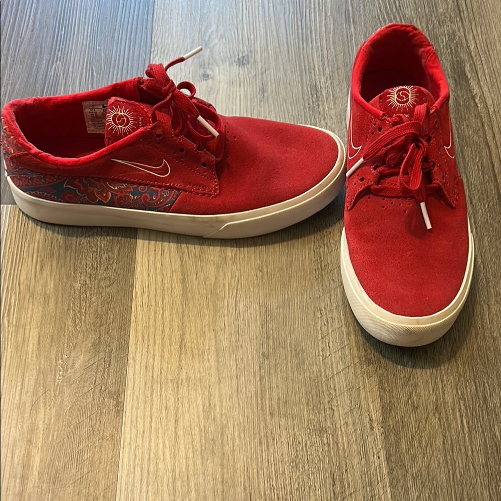 Nike Red Sneakers Classic Skateboarding Style